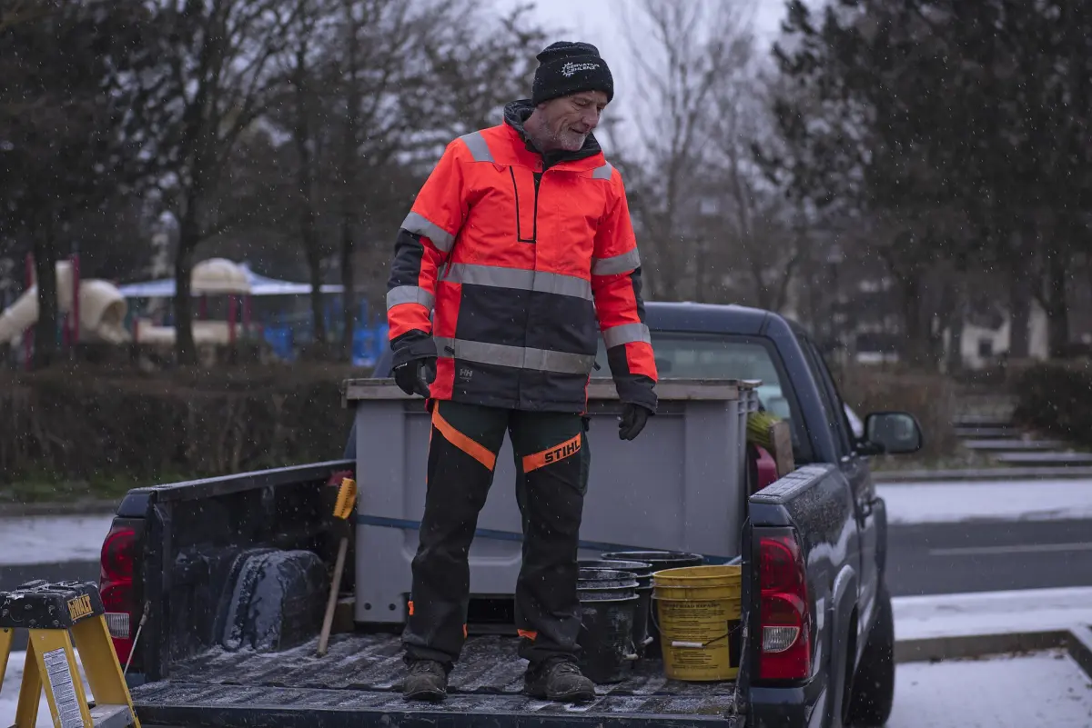 Agent en veste haute visibilité, bonnet et gants en hiver