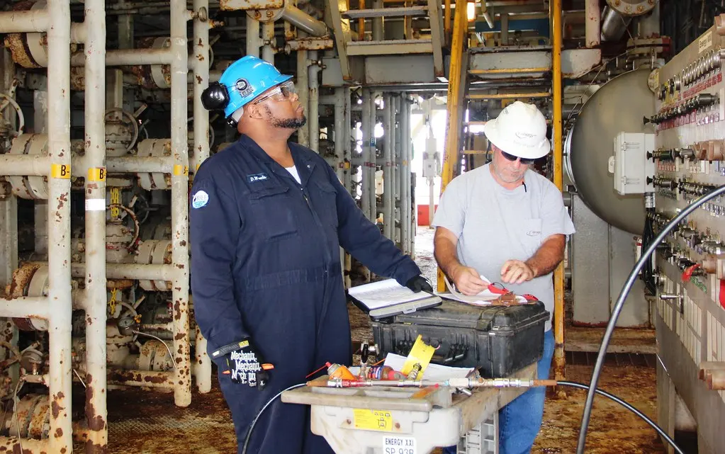 Techniciens de maintenance en casque dans une installation industrielle